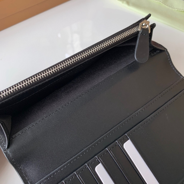 バーバリー財布着用イメージ